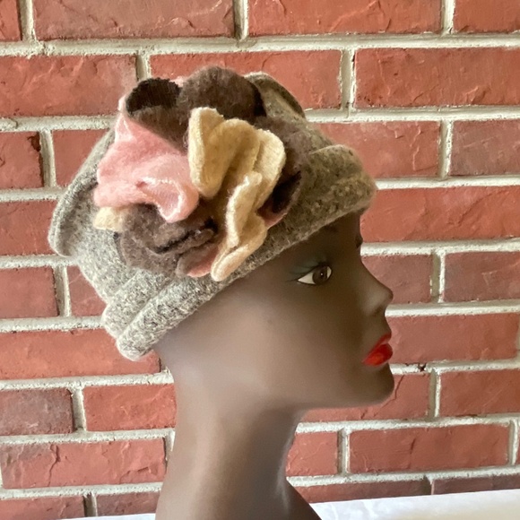 Lafenice Accessories - •LAFENICE Florence Italy Felted Stretch Wool Grey Hat Flower O/S Handmade